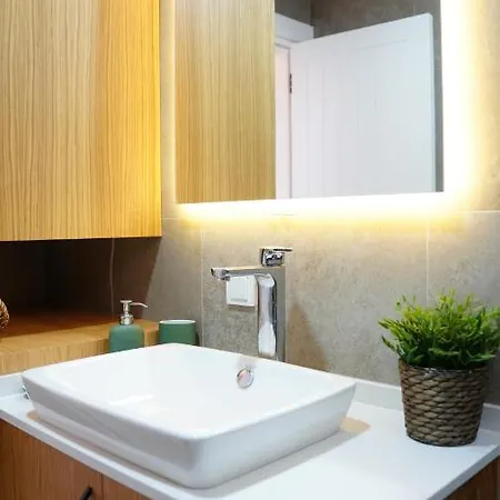 Homie Suites - With Complimentary Private Access & Open-buffet Breakfast *